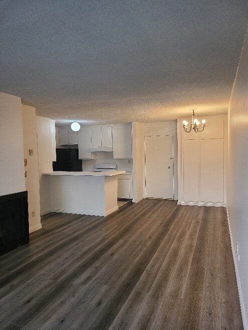 Building Photo - 160 S El Molino Ave