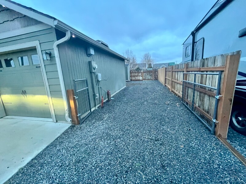 Building Photo - 3185 W Peninsula Dr