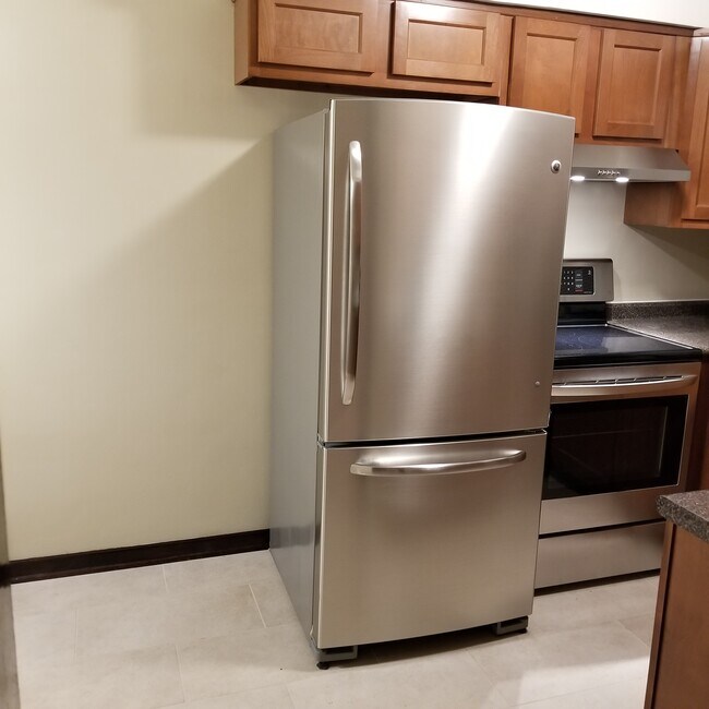 Building Photo - 305 Woodview Ave