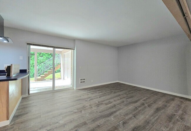 Building Photo - 4 Bedroom 3 Bath in Lake Forest Park