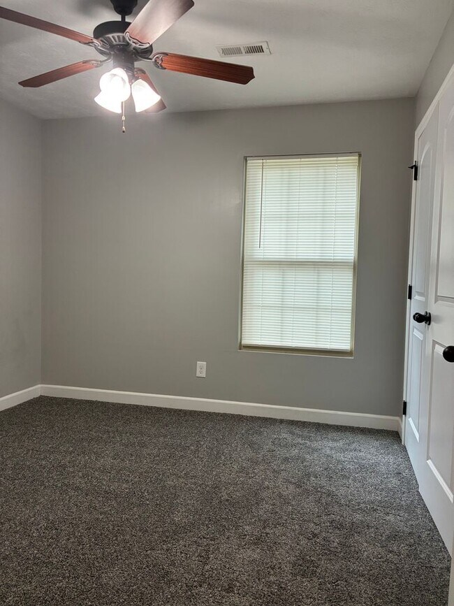 Building Photo - 103 Ashmore Ct