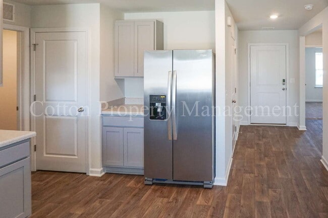 Building Photo - 602 Draymore Dr NE