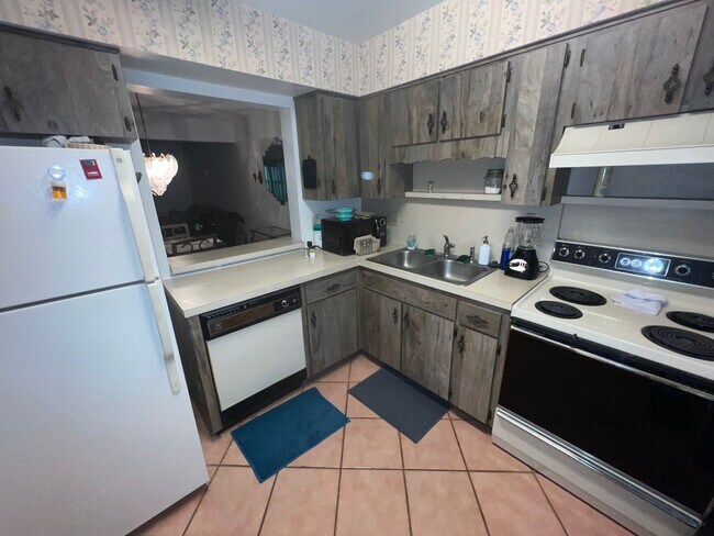 Building Photo - 2 Bedroom 2.5 Bath 2 Story Townhome AVAILA...