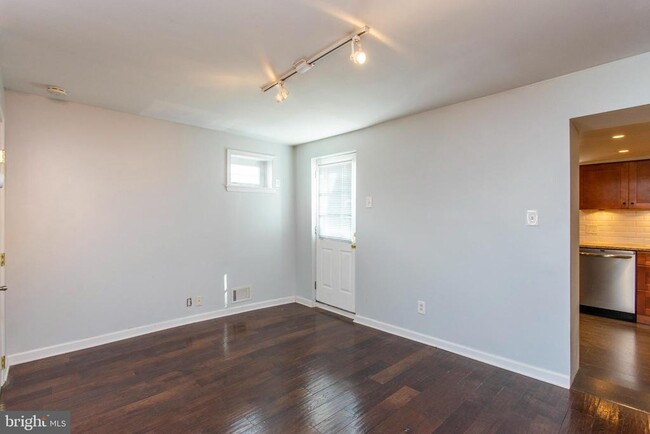 Building Photo - 2218 E Oakdale St