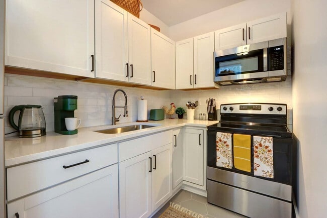 Building Photo - 306 E Victory Dr