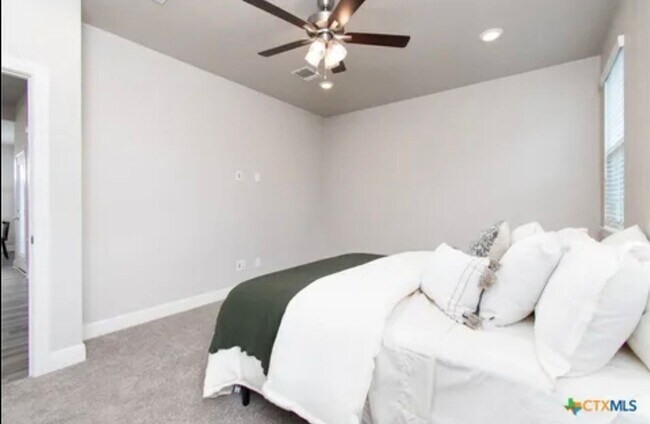 Building Photo - GORGEOUS home in Nolanville!