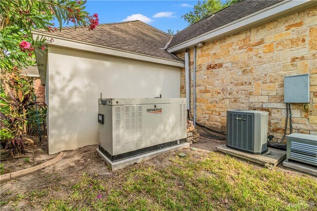 Building Photo - 708 Kiwi Ave