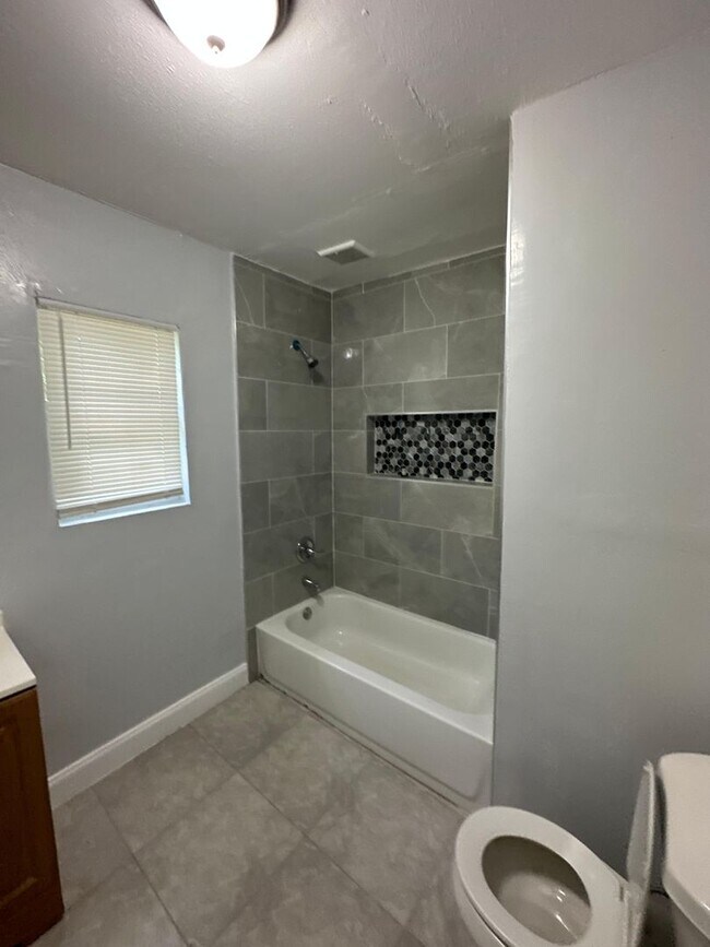 Building Photo - Fully Renovated 3/1 Single Family House Av...