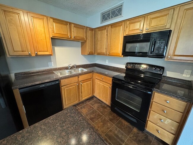 Building Photo - 2/2 Condo in Gated Lakefront Community ~ G...