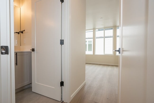 Building Photo - One year old townhome