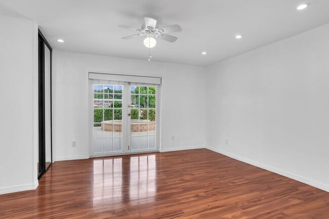 Building Photo - Beautiful house on the water with a pool