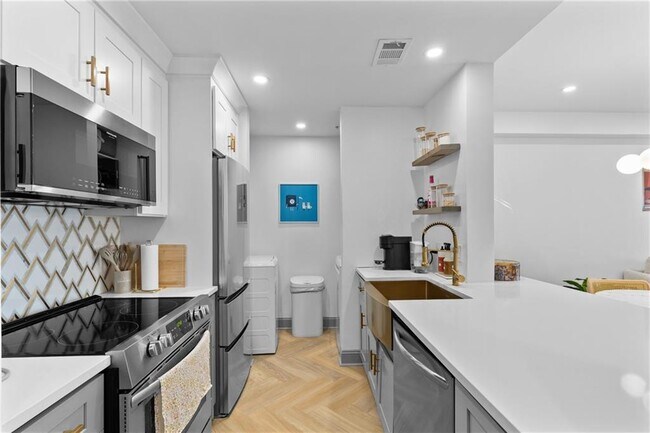 Building Photo - 1074 Peachtree Walk NE