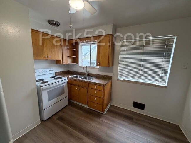 Building Photo - 602 N Huson St