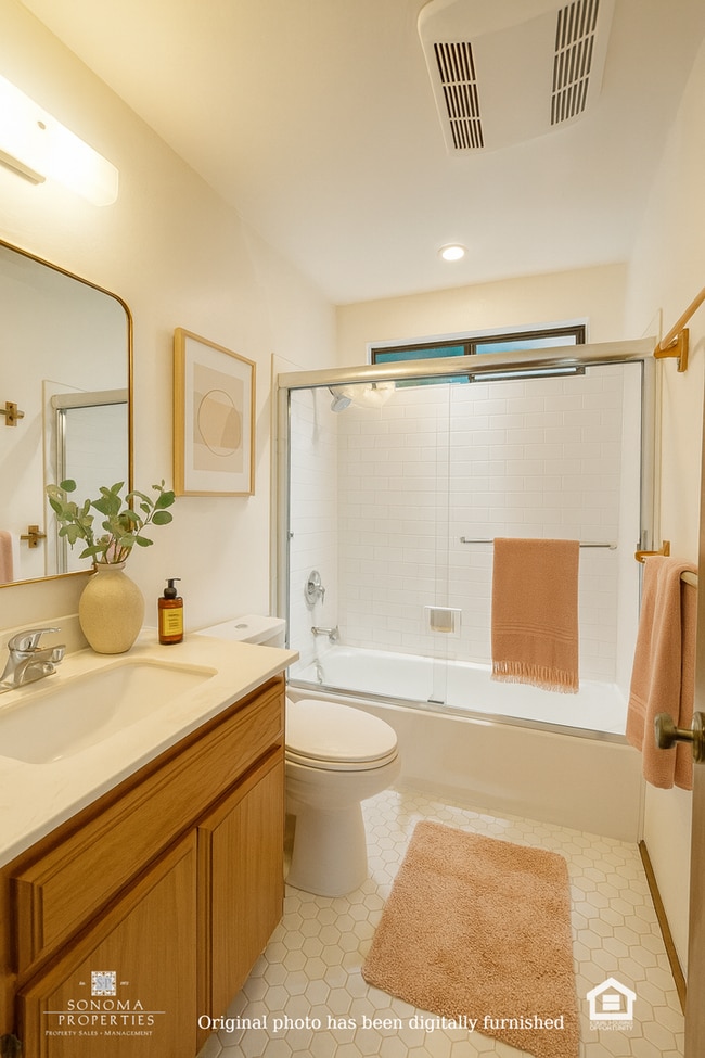 Building Photo - Spacious One Bedroom Lower Level Duplex