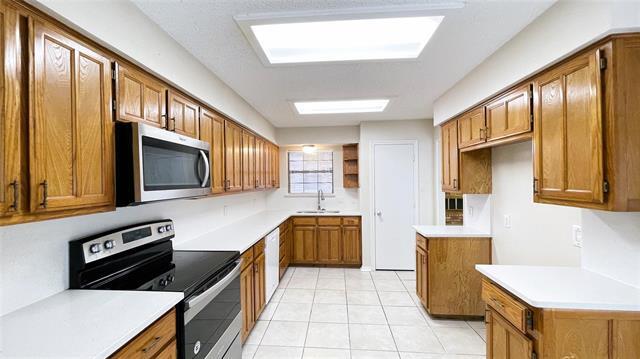 Building Photo - 6119 Kingswood Dr