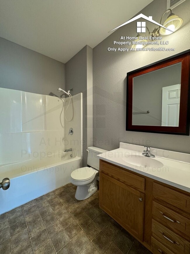 Building Photo - 211 N Main St