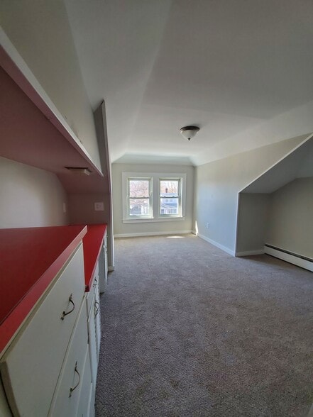 Bedroom 2 with built in bureau/desk - 12 Villa St