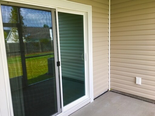 Building Photo - Beautiful 3 Bedroom w/Garage Townhouse Clo...