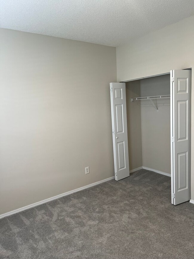 Building Photo - Spacious 3BR/3BA Townhome in Kiskadee Parke