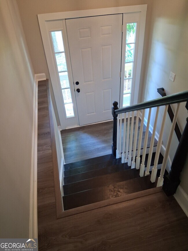 Building Photo - 8229 Queens Dr