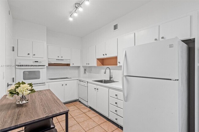 Building Photo - 90 Edgewater Dr