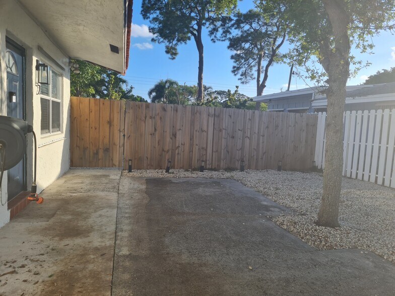 Front entrance to Unit - 970 NE 40th St