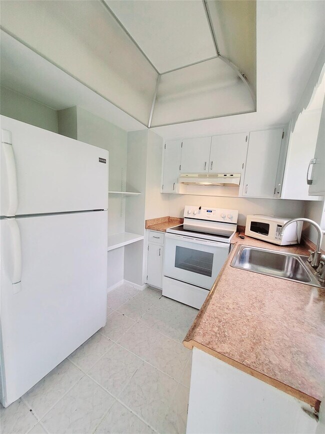 Building Photo - 2120 NE 41st St