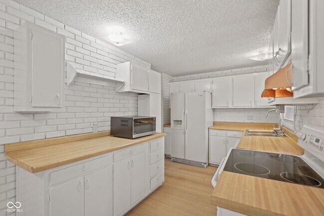 Building Photo - 8856 Moll Dr