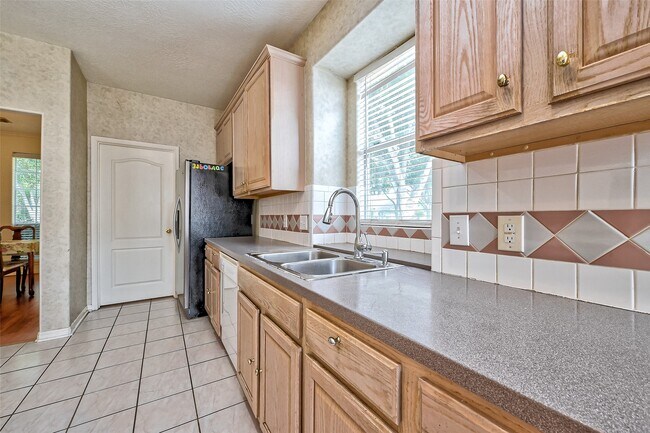 Building Photo - 6806 Rhodes Ct