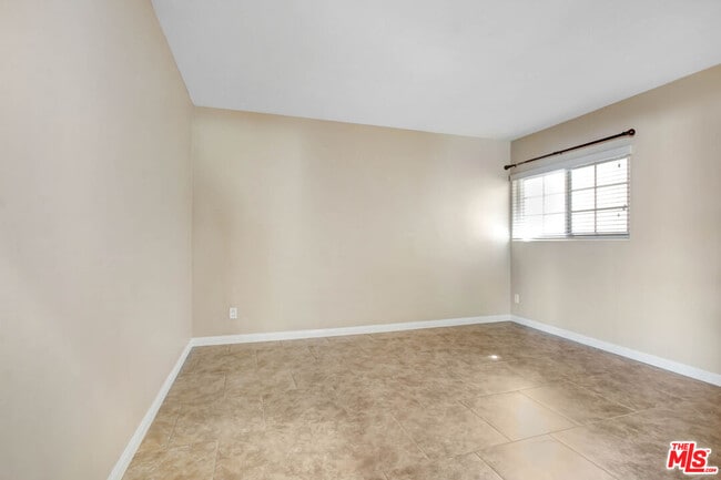 Building Photo - 2623 S Beverly Dr
