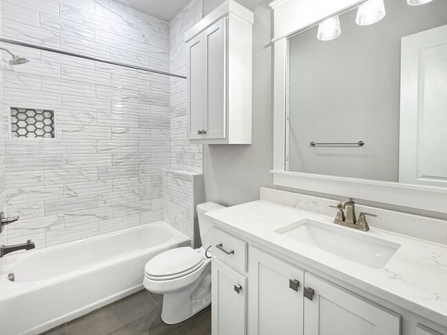 Building Photo - High-End Executive Living in Gated South Tulsa Community