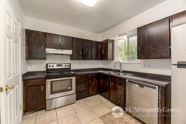 Building Photo - Updated Duplex In Great West Valley Area
