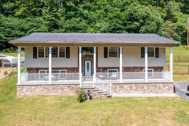 Building Photo - 3 br/ 2 bath home, private setting with garage/workshop