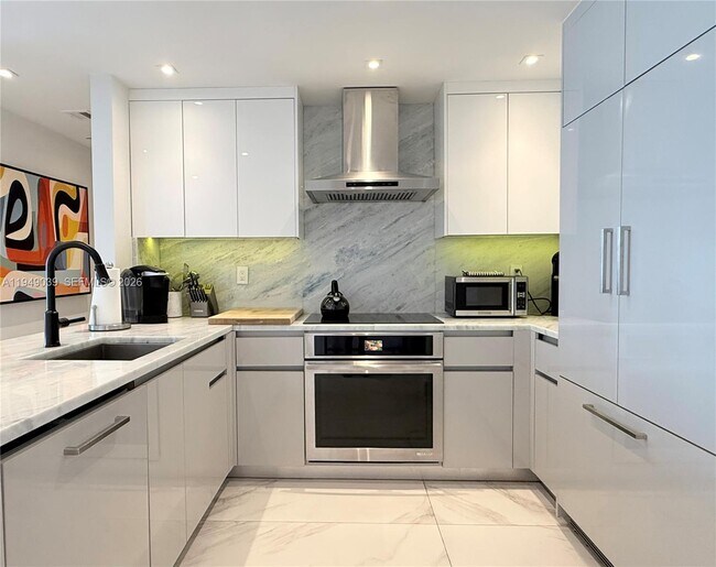 Building Photo - 225 Collins Ave