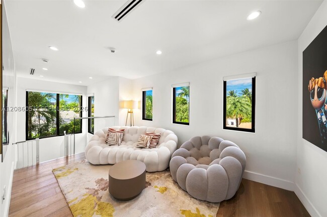 Building Photo - 710 S Shore Dr