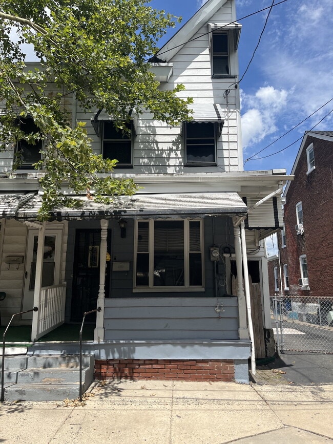 Building Photo - "Charming 3-Bedroom Townhouse with 2 Full Baths in Trenton's Heart!"