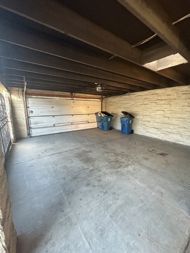 Building Photo - Townhome in non-age restricted area of Green Valley