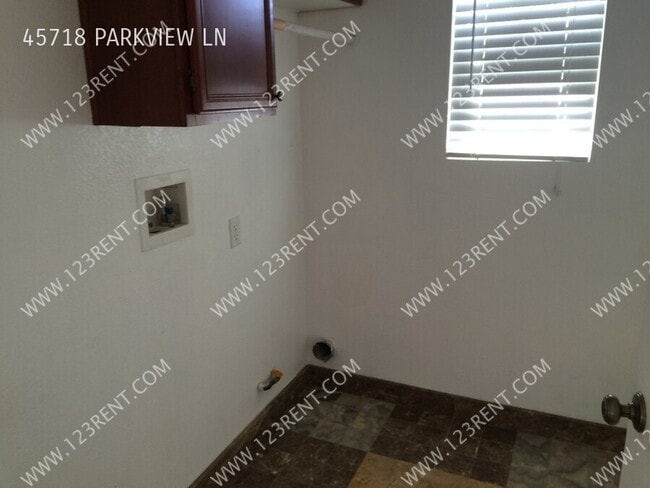 Building Photo - 45718 Parkview Ln
