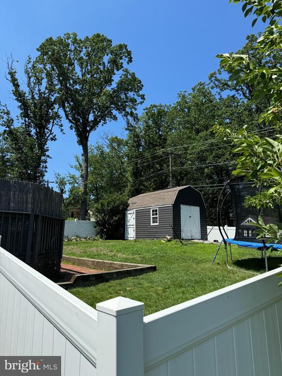 Building Photo - 550 School House Ln