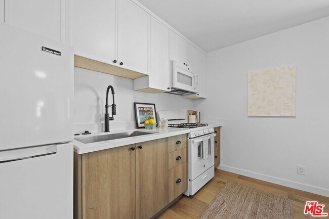 Building Photo - 3908 Bentley Ave