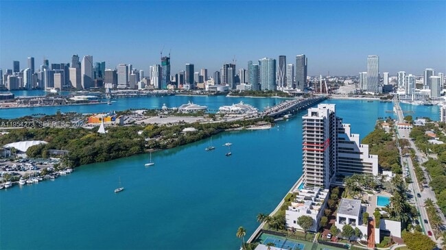 Building Photo - 1000 Venetian Way