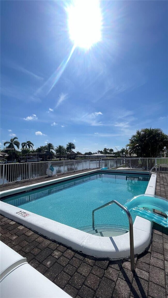 Building Photo - 840 Pine Dr