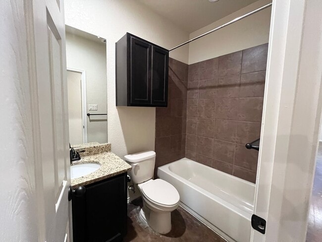 Building Photo - Luxury 3/2 duplex in NBTX