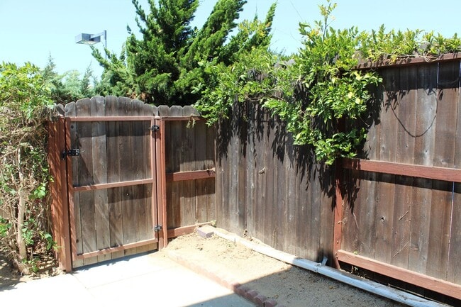 Building Photo - Spacious 3B/2.5BA UTC Townhouse w/ Garage,...
