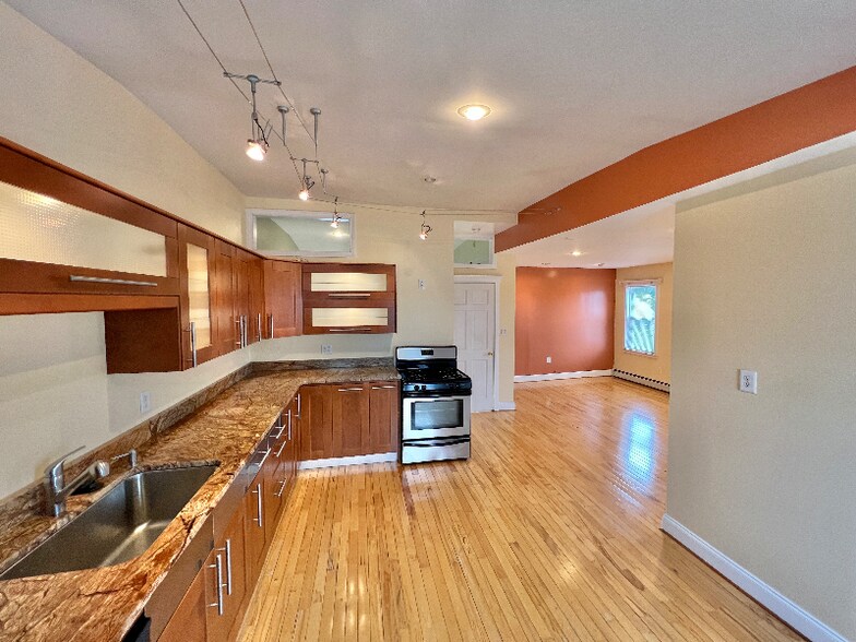 Building Photo - 13 Messenger St