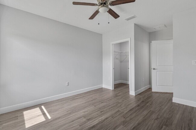Building Photo - "Charming 3-Bed, 2-Bath Duplex Gem in Port Charlotte - Your Ideal Home Awaits!"