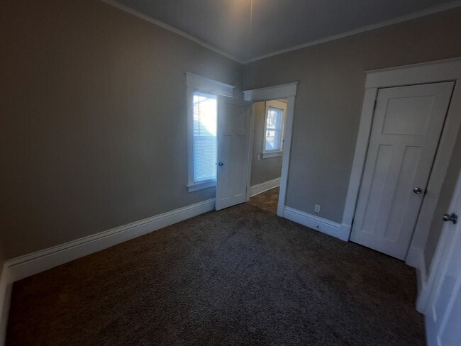 Building Photo - 2 Bedroom, 1 Bathroom home near Drake Univ...
