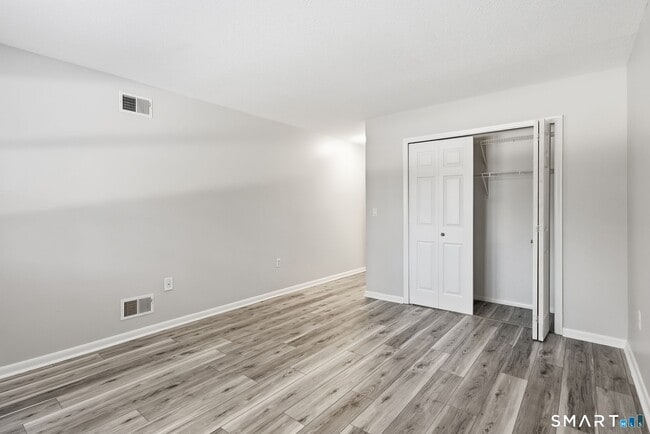 Building Photo - 808 Twin Circle Dr