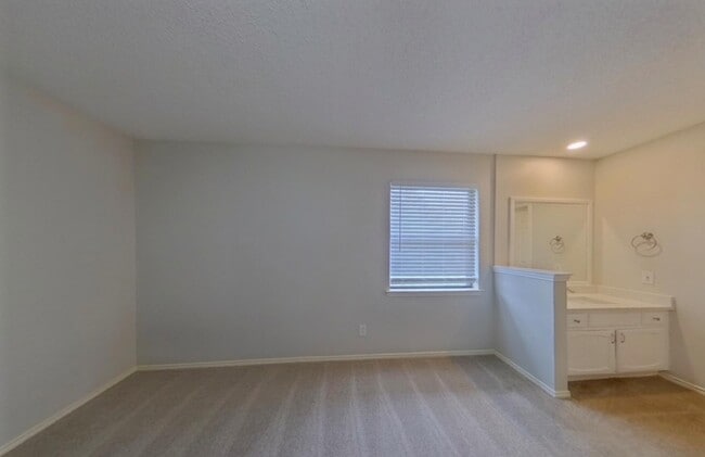 Building Photo - MOVE IN READY