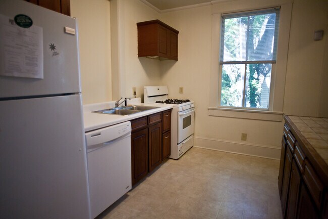 Building Photo - Live in a historic house close to UNC - Cameron-McCauley Historic District!